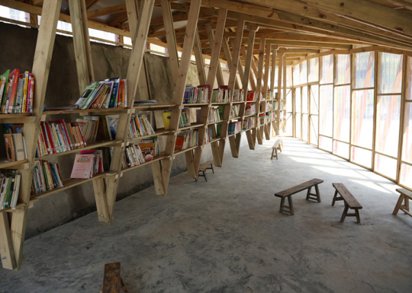 В Китае появилась библиотека с горкой для детей 