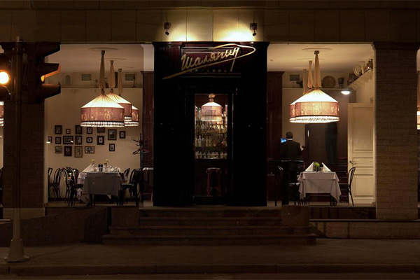 Интерьер респектабельного ресторана «Шаляпин» воссоздает атмосферу старинной петербургской квартиры.