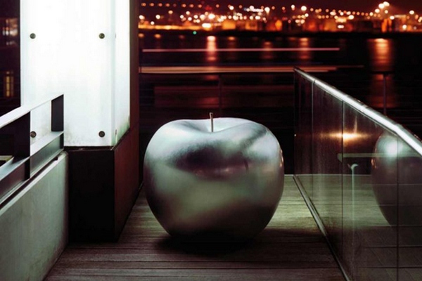 Скульптура яблока в качестве элемента экстерьера