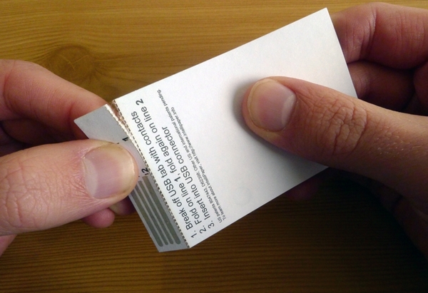 Накопители предлагают использовать в качестве дополнения  визиток или буклетов