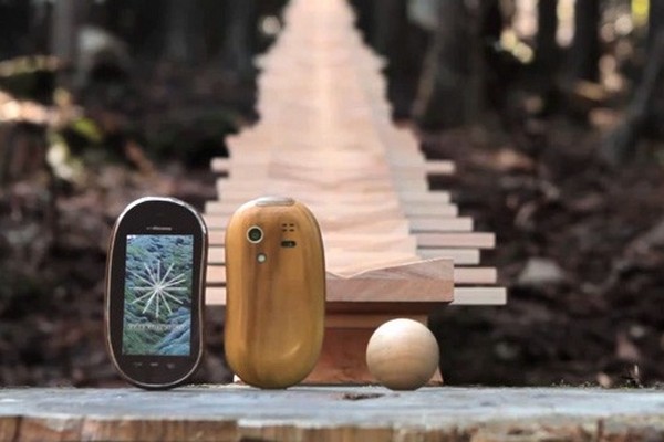 Touch Wood SH-08C: телефон для единения с природой  