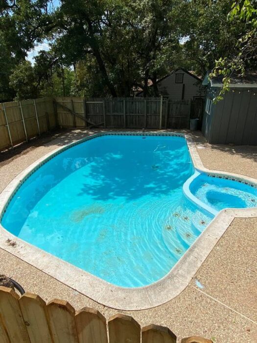 Очищенный от хлама и заполненный водой бассейн красуется во дворе дома техасского медика (Mineral Wells, США). | Фото: makassar.tribunnews.com.