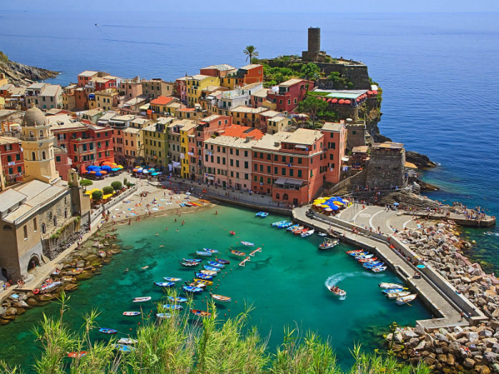 Национальный парк Италии, включает рукотворные террасы и пять небольших поселений на побережье Генуэзского залива.