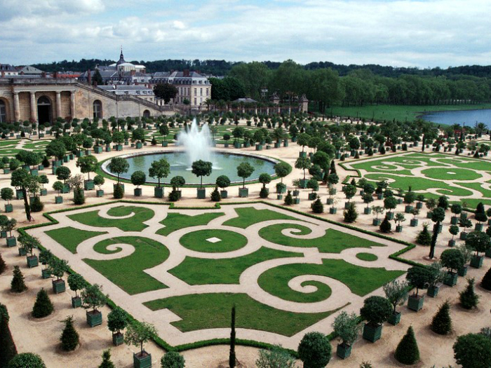 По всей территории садов Версаля расположены 1 400 фонтана, а также ухоженные лужайки, газоны, цветы и скульптуры.