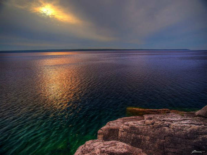 Аметистовые и изумрудные оттенки в море острова Манитулин, Онтарио. Фотограф: Paul Bica.