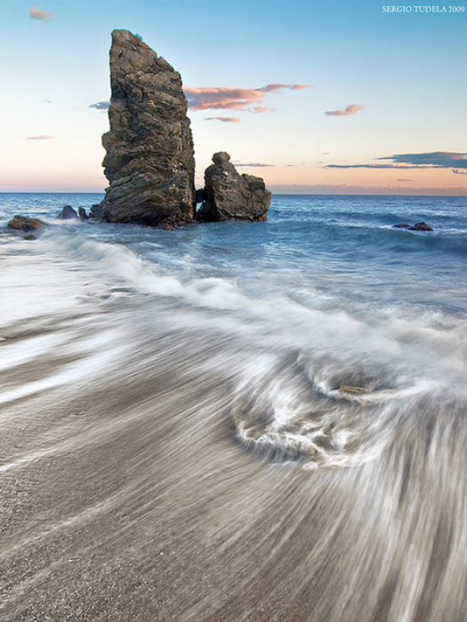 Два камня в море, побережье Испании. Фотограф: Sergio Tudela Romero.