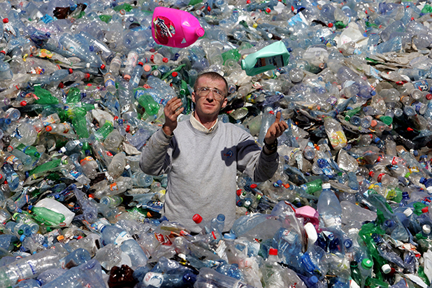 В Америке 3 миллиона пластмассовых бутылок выбрасываются каждый час, а период распада пластика составляет 500 лет.
