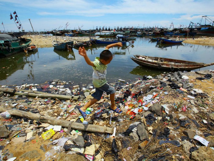 В реку Ганг сливают 80% промышленных отходов, а местные жители превратили ее в кладбище, умерших родственников.