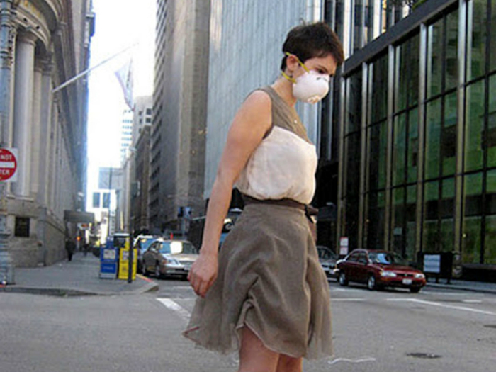 Платье, которое сообщает о загрязнении воздуха складками.