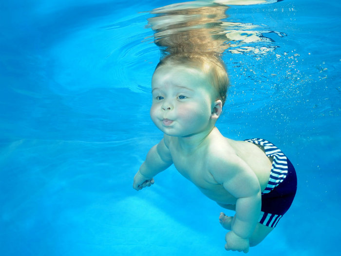 Абсолютно все новорожденные умеют плавать. Однако этот навык быстро теряется с течением времени.