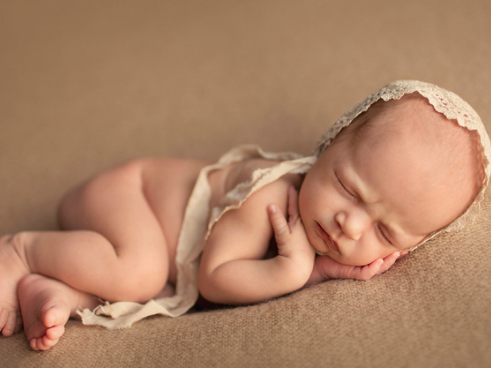 Новорожденным младенцам намного легче повернуть голову вправо, чем влево.