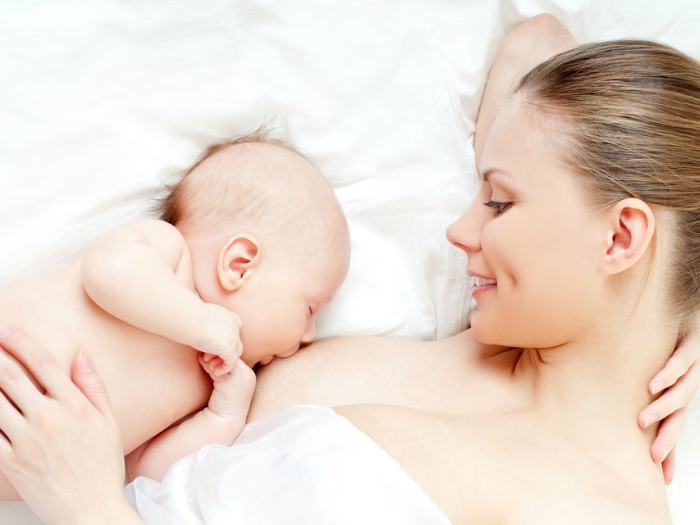 Новорожденные дети могут одновременно вдыхать и глотать.
