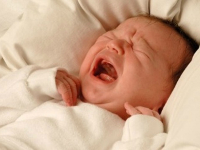Глаза новорожденных не производят слезы, в первые недели жизни дети только кричат.