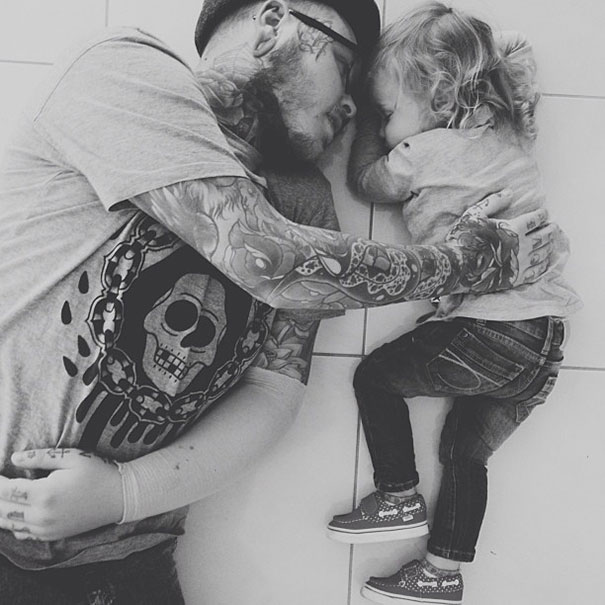 Малышка и ее татуированный папа.