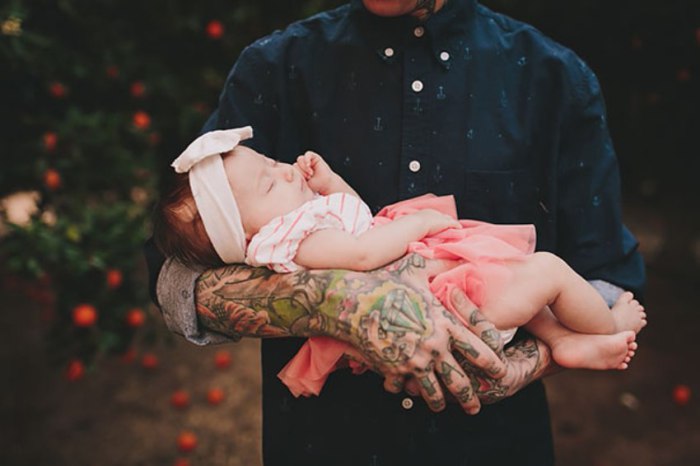 Маленькая красавица и ее татуированный папа.