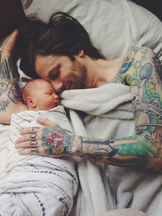 Новорожденный и его татуированный папа.