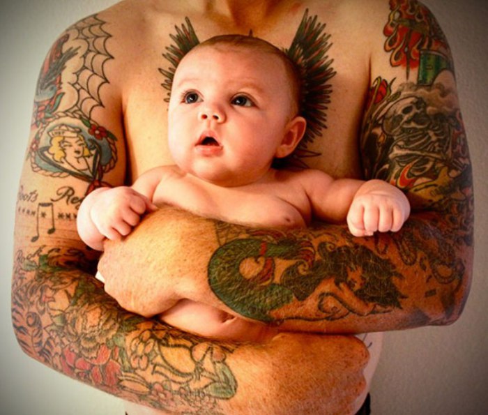 Младенец и его крутой папочка.