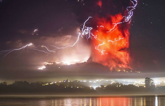 Гроза, дым и столб лавы вырывающиеся из вулкана Кальбуко