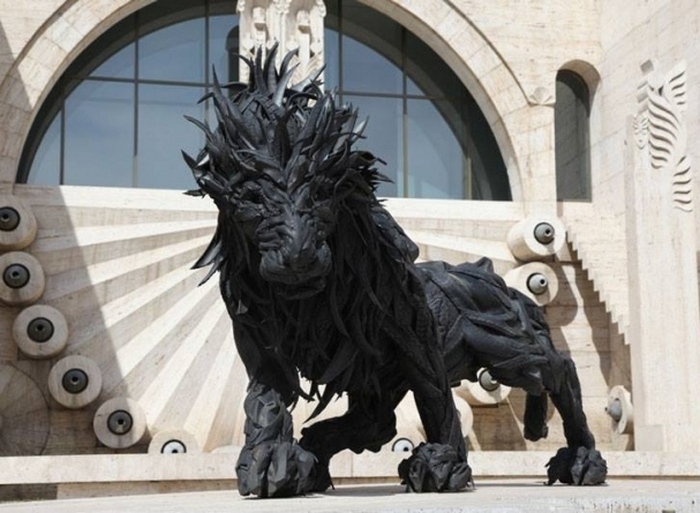 Скульптура льва из сделана старых покрышек.