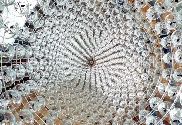 Необычная инсталляция: гигантская люстра от Люка Джеррама 