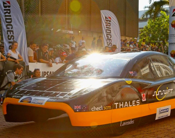 Спортивное авто на солнечной энергии