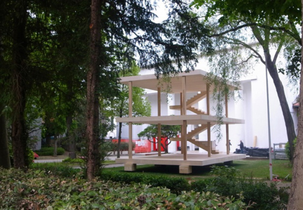 Деревянный макет дома для выставки
