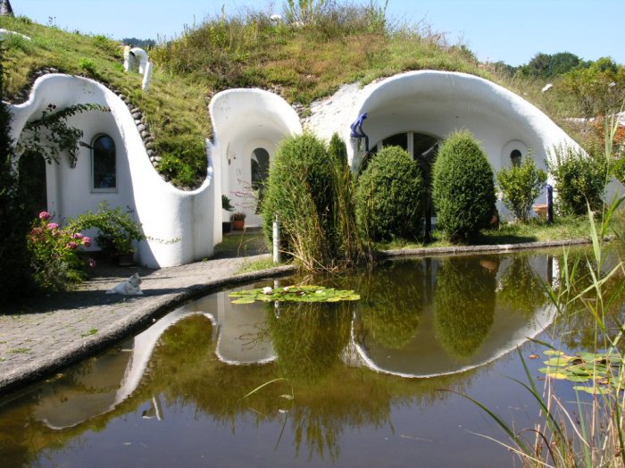 Дом в травяном кургане от VETSCH Architektur