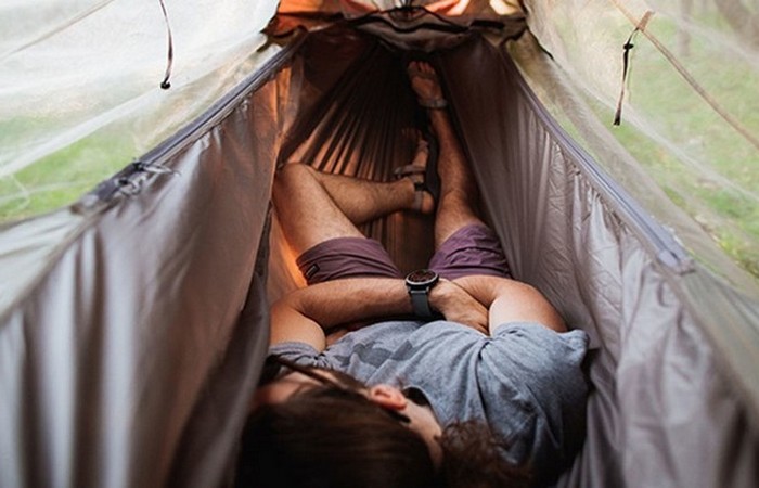 Палатка легко превращается в гамак.