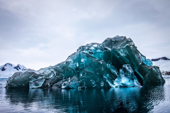 Перевёрнутый синий айсберг.