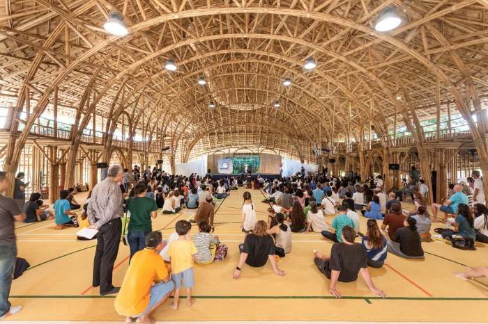 Внутри бамбукового спортзала.
