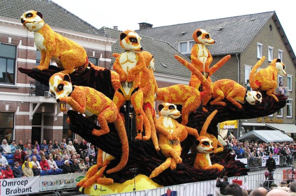 Блюменкорсо в Нидерландах: скульптуры из цветов на улицах города