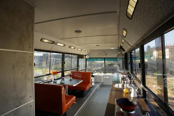 Кухня и гостиная в автобусе доме