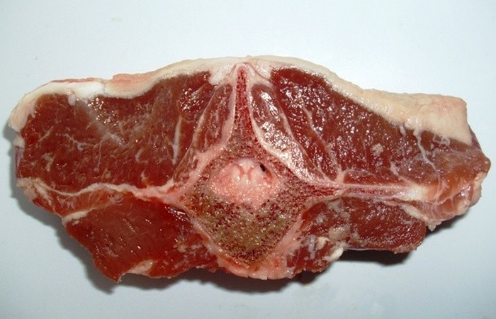 Вредная еда: обрезки жира с мяса.