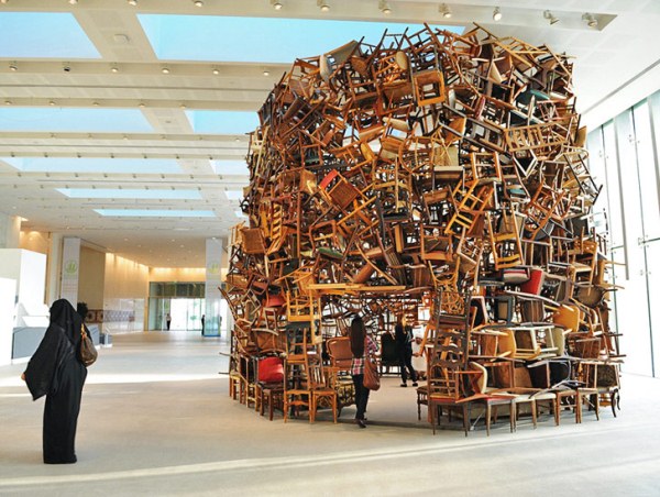 Необычная инсталляция из стульев