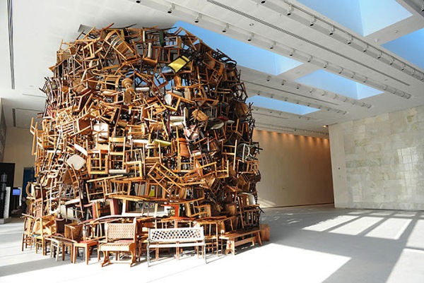 Стулья для Абу-Даби - инсталляция из старых стульев