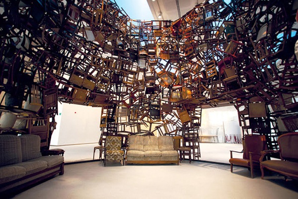 Инсталляция из старых стульев: креативно и удобно