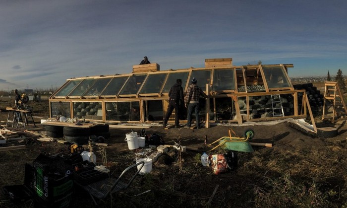 Строители Earthship используют переработанные и утилизированные материалы.