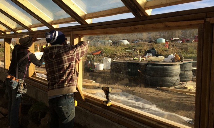 Конструкция Earthship частично подземная.