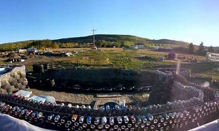 Earthship накапливает тепло в стенах.