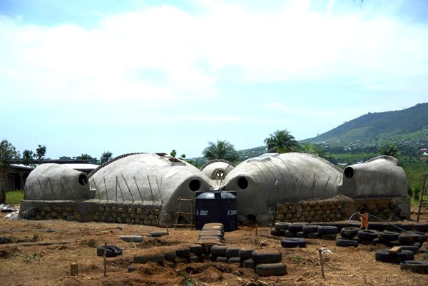 Эко-проект в Сьерра-Леоне: образовательный центр из вторичных материалов