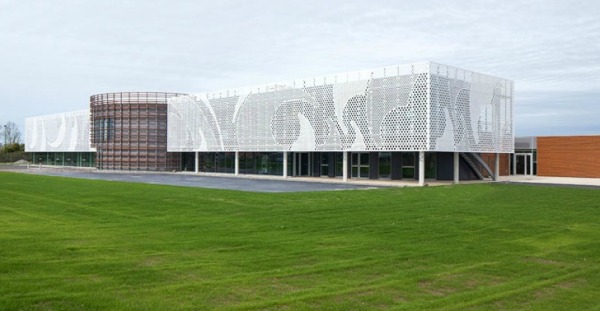 Перфорированный эко-фасад современного офиса