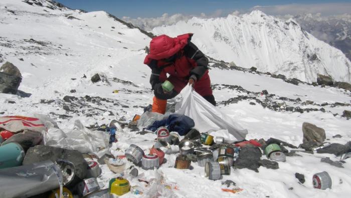 Французские альпинисты собирают мусор.