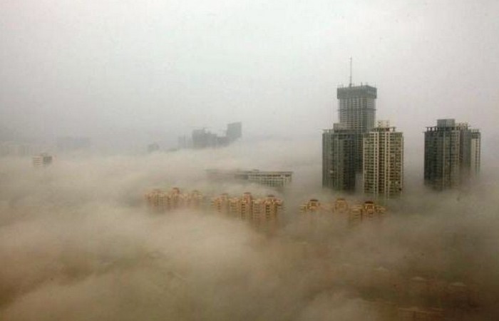 В Пекине из-за плотного смога видно только верхушки небоскребов.