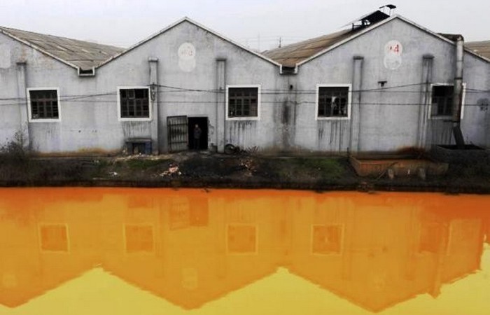 Дома, затопленные грязными водами реки, Цзясин (Восточный Китай).