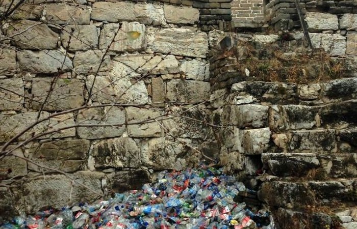 Великая китайская стена в некоторых местах завалена грудами мусора.