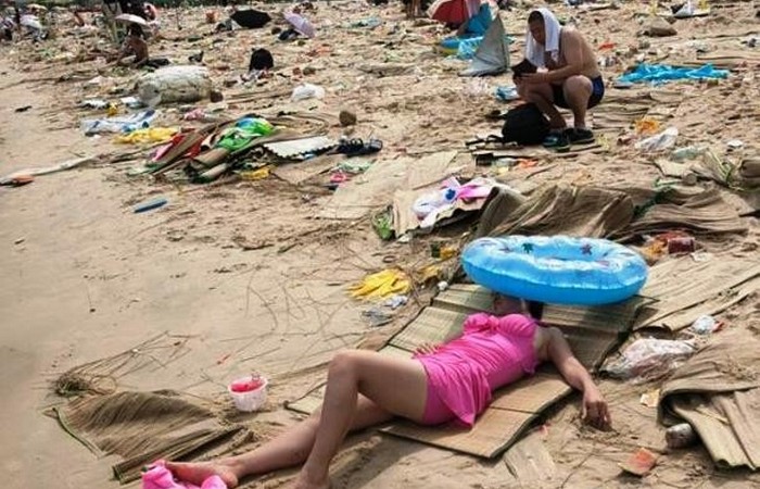 Пляж в Шэньчжэне, заваленный мусором и обломками стройматериалов.