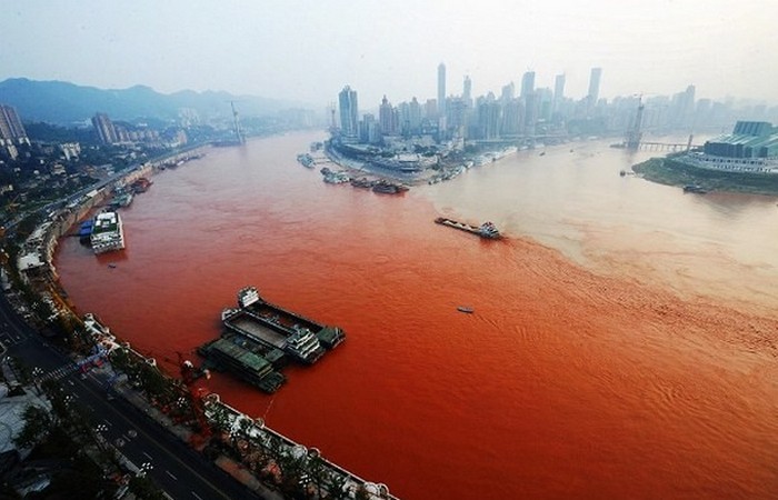 Корабль, рассекающий загрязненные воды реки Янцзы.