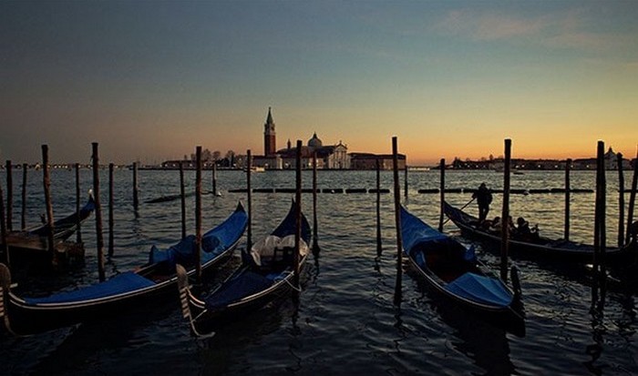 Острова Венеции построены на деревянных сваях.
