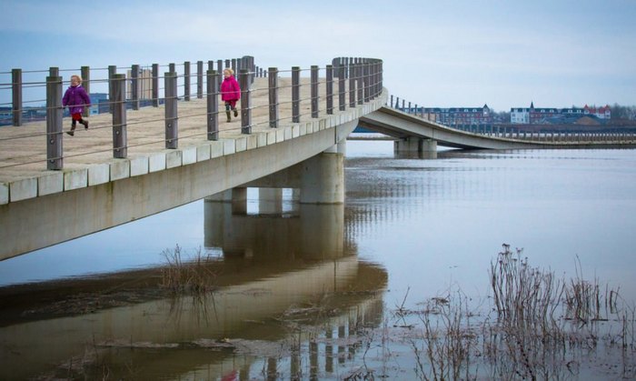 Необычный мост над и под рекой Ваал, вблизи города Неймеген.