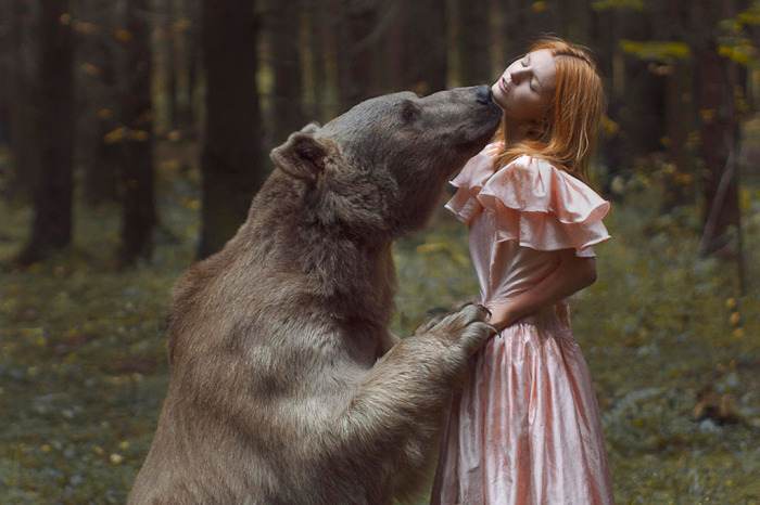Девушка и медведь.